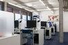 Computergestützte Sprachlernstationen mit Weltkarten-Dekor in der BVS Business-School und Benedict Schule Luzern.