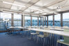 Heller und geräumiger Klassenraum der BVS Business-School Luzern mit modernem Mobiliar und großzügiger Fensterfront.