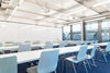 Modernes Klassenzimmer an der BVS Business-School Luzern mit Whiteboards und Projektor für interaktiven Unterricht.