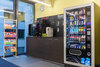 Gut ausgestattete Pausenecke in der BVS Business-School Luzern, inklusive Vending-Maschine und Informationsmaterial für Studierende.