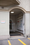 Eingang mit grossem Schild mit den Logos der Benedict-Schule und der BVS Business-School darauf.